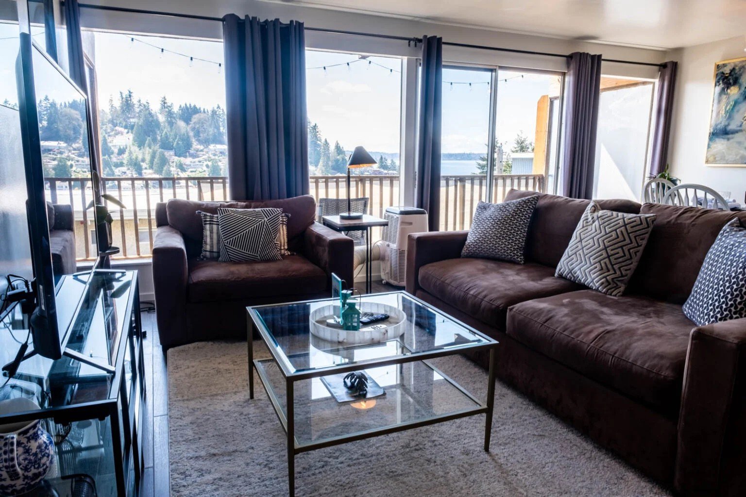 Living room at The Heron in Bellevue