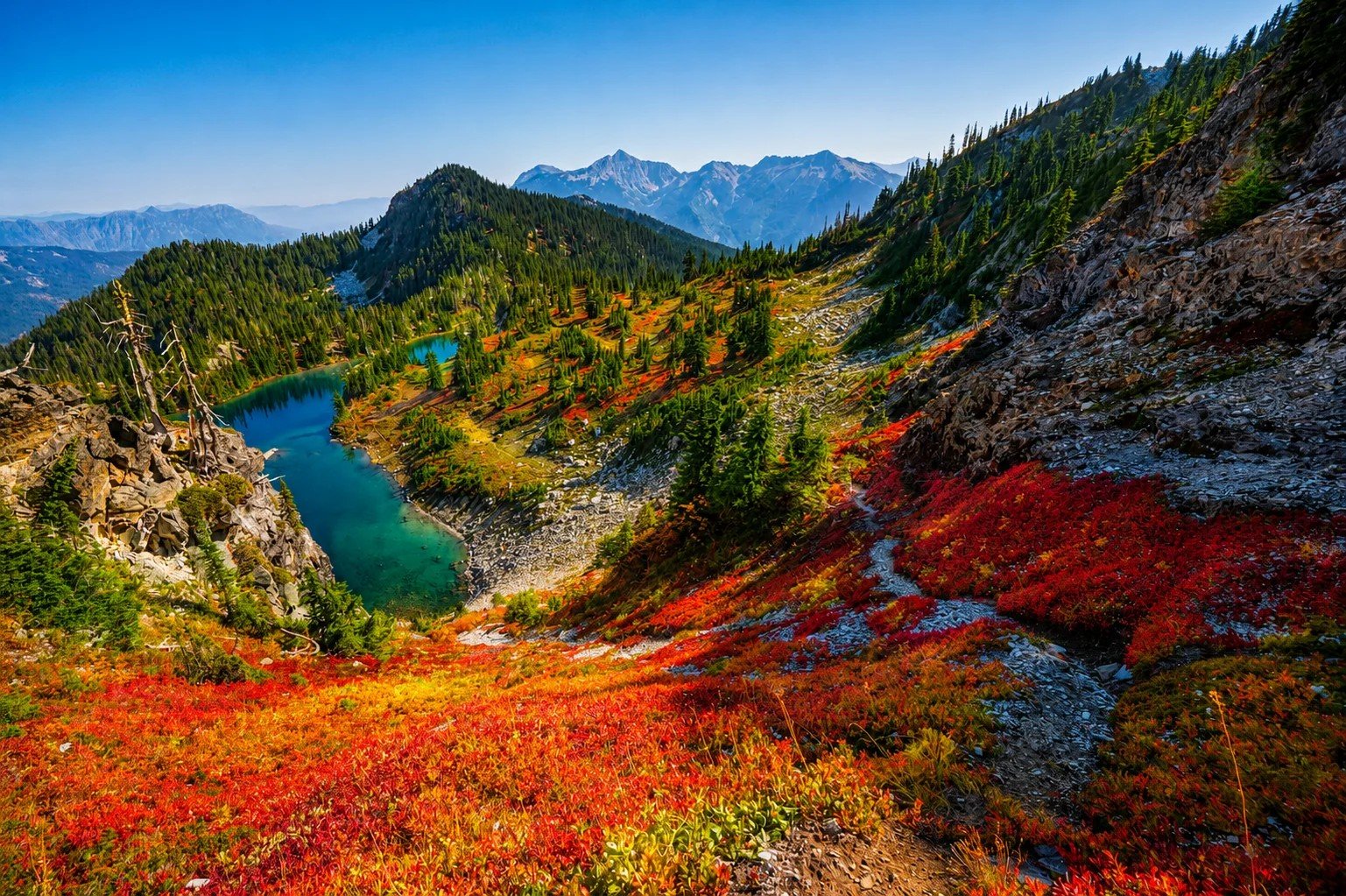 Alpine lake and autumn foliage in the Cascades