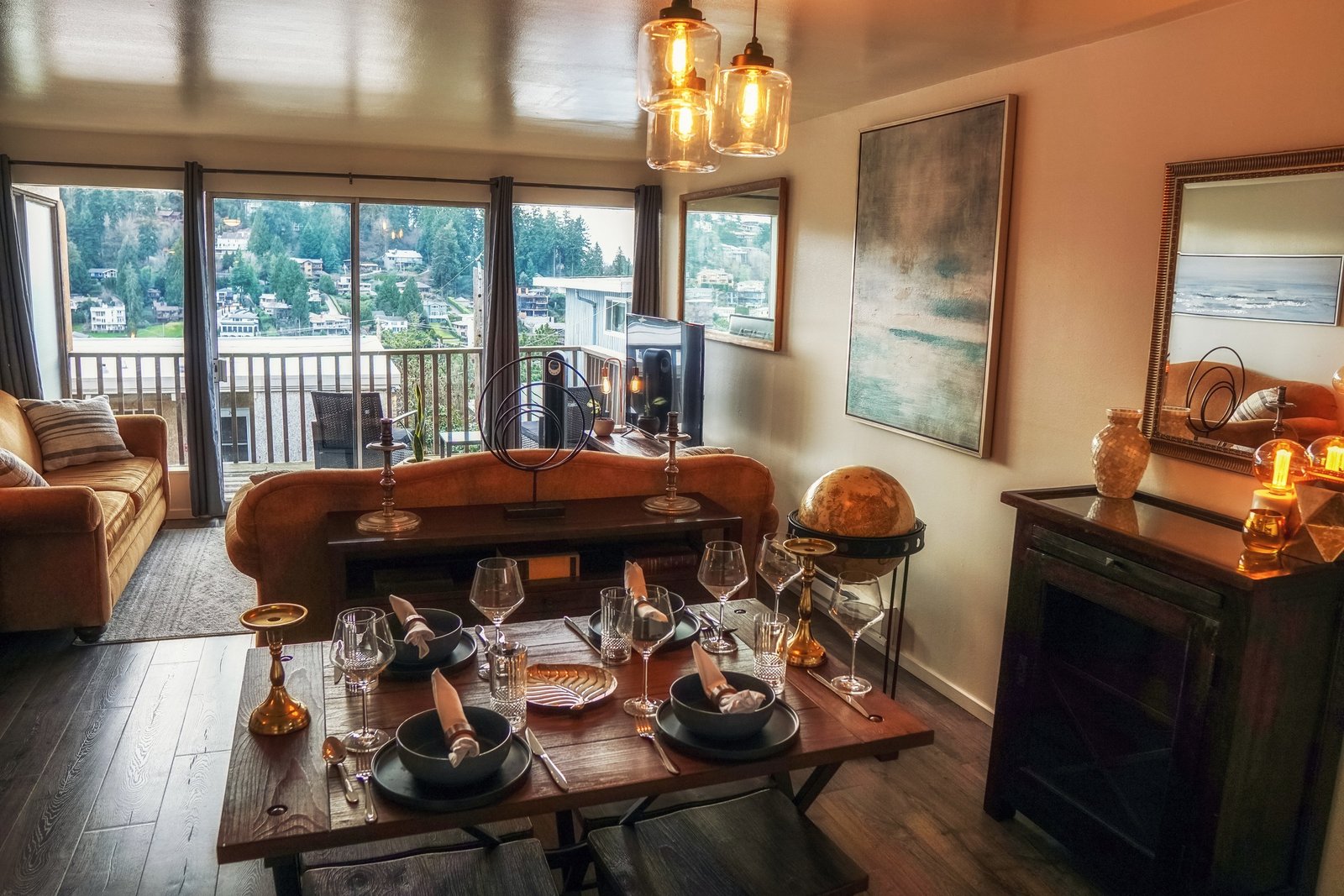 The Mariner dining and living space